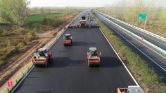 京滬高速改擴(kuò)建項(xiàng)目完成全線首個(gè)瀝青上面層試驗(yàn)路鋪筑