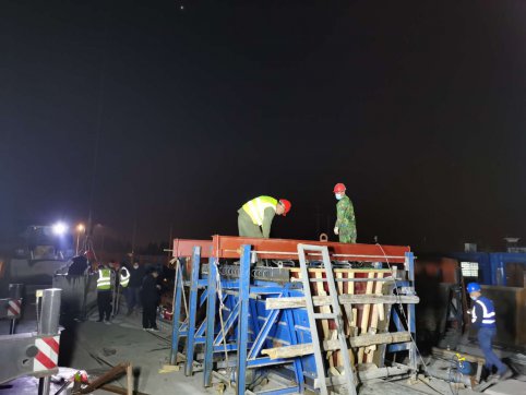 G341膠海線南崔路立交橋完成試驗(yàn)箱梁預(yù)制