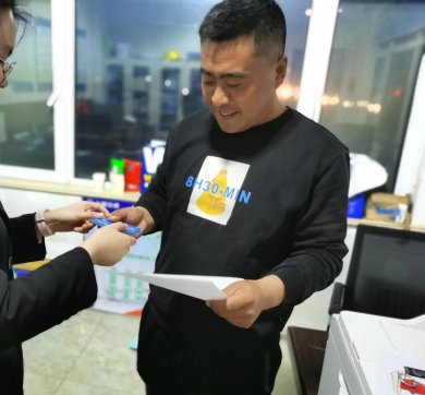 第二工程公司G2項目組織進行農(nóng)民工集中開卡工作