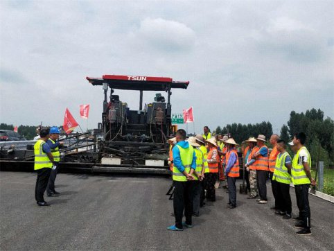 新寧項目瀝青上面層試驗路順利施工