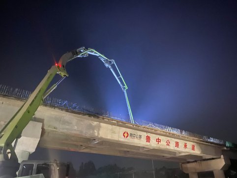 G341南崔路分離式立交橋橋面鋪裝第一聯(lián)順利完成