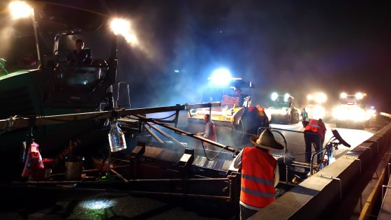 江西項目爭分奪秒搶進度，夜晚工地“不打烊”