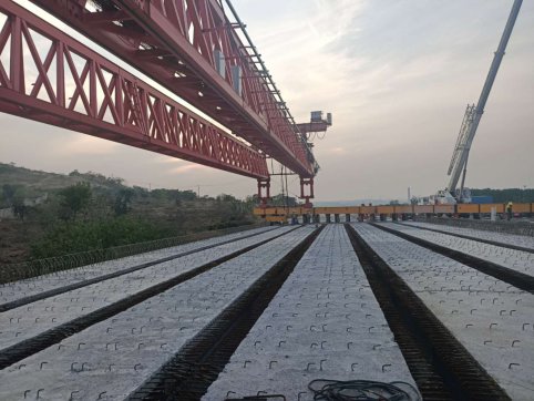 青蘭項目部主線橋梁板全部架設完成