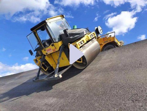 瀝青攤鋪，從國(guó)外引進(jìn)的技術(shù)，國(guó)內(nèi)最高汽車高速曲面跑道