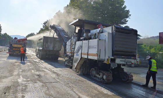 【抓作風(fēng) 創(chuàng)效益】新工藝、新起點(diǎn)——瓏山路西段罩面順利完工