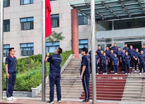 【抓作風(fēng) 創(chuàng)效益】第三工程公司舉行紀(jì)念中國人民抗日戰(zhàn)爭暨世界反法西斯戰(zhàn)爭勝利76周年升國旗儀式