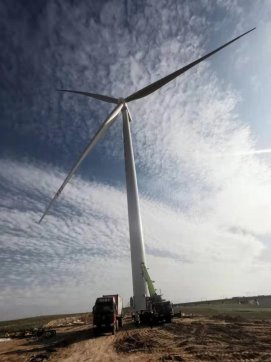 【抓作風(fēng) 創(chuàng)效益】第四工程公司寧夏風(fēng)電基礎(chǔ)項(xiàng)目第一臺(tái)風(fēng)力發(fā)電順利安裝完成