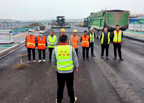 第三工程公司沿河?xùn)|路完成現(xiàn)有施工段上面層施工