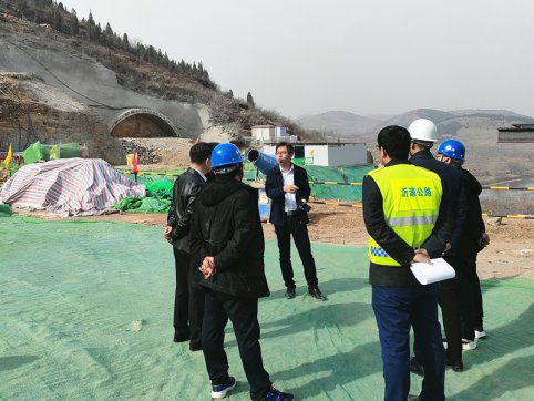 【臨臨風(fēng)采】淄博市縣交通公路領(lǐng)導(dǎo)來(lái)臨臨六標(biāo)督察空氣質(zhì)量保障工作